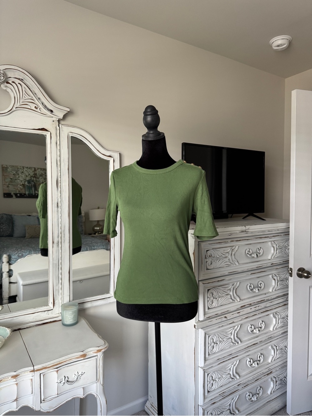 Tahari Olive Green Short Sleeve Crewneck Top